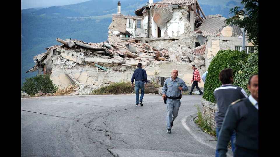 Intanto, non accenna a fermarsi lo sciame sismico, con oltre 250 scosse registrate dall'Ingv nell'arco della giornata: alle 19,46 e' stata avvertita tra Accumoli, Amatrice e Cittareale, una nuova, forte scossa di magnitudo 4.4.