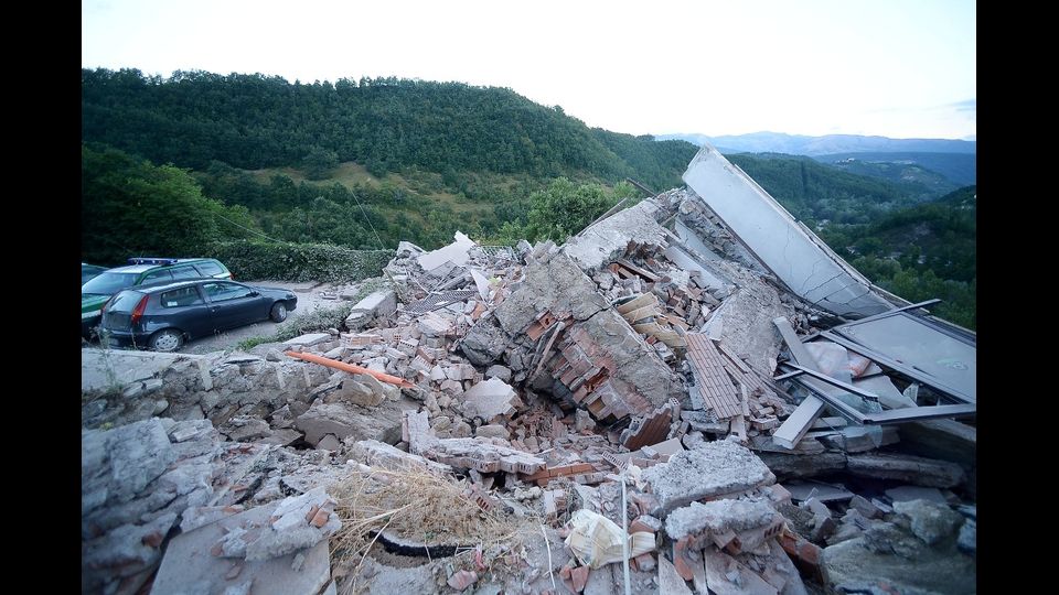 Sono quasi 5mila i posti letto allestiti per questa notte per le popolazioni terremotate di Lazio e Marche e anche per la gente dei comuni umbri - Norcia, Scheggino, Castelluccio - che pur non avendo avuto danni dalle scosse sismiche hanno pero' timore a rientrare nelle proprie abitazioni, mentre oltre 350 militari dell'Esercito e dell'Aeronautica militare sono impegnati negli aiuti alla popolazione.