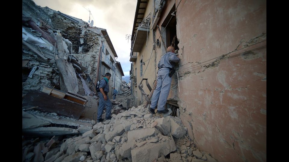 Al lavoro nelle stesse aree, 1.450 uomini delle forze dell'ordine: il ministro dell'Interno Alfano parla di &quot;880 vigili del fuoco provenienti da tutta Italia, 9 elicotteri, 200 mezzi di soccorso, 50 mezzi movimento terra e 30 unita' cinofile del Corpo dei vigili