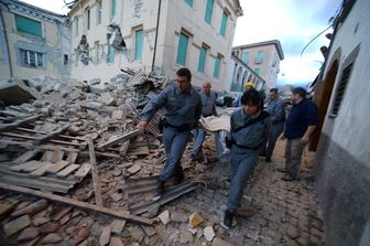 Nei luoghi colpiti dall'evento sismico, sono operativi inoltre 570 operatori della sicurezza, di cui 320 nei Comuni di Amatrice e Accumoli e 250 nel Comune di Arquata del Tronto.