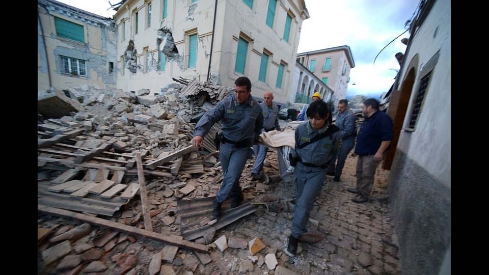 Nei luoghi colpiti dall'evento sismico, sono operativi inoltre 570 operatori della sicurezza, di cui 320 nei Comuni di Amatrice e Accumoli e 250 nel Comune di Arquata del Tronto.