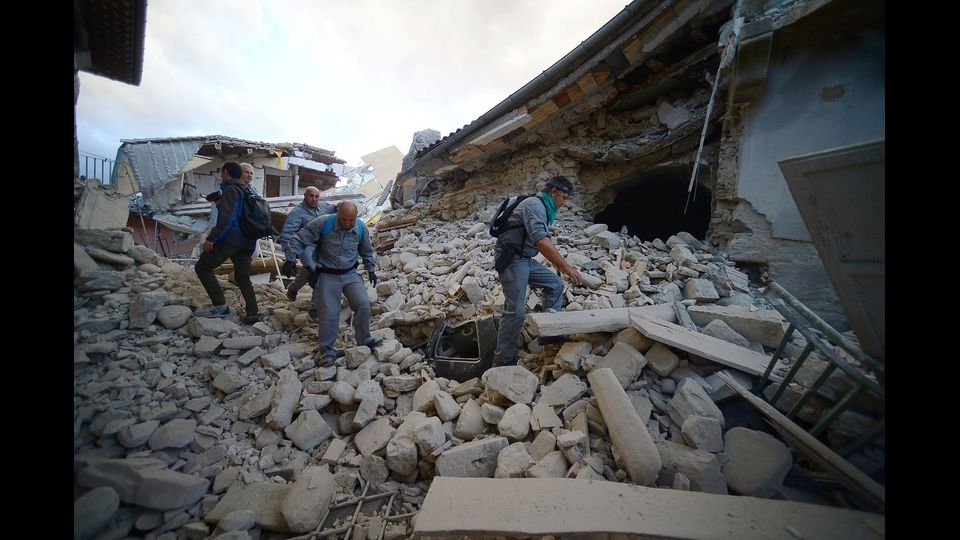 &nbsp;In particolare, dei 320 fanno parte 40 unita' dei Reparti Mobili della Polizia di Stato (provenienti 30 da Roma e 10 da Senigallia), 80 Carabinieri, 83 militari della Guardia di Finanza (di cui 53 da L'Aquila e 30 da Roma per antisciacallaggio), 94 unita' del Corpo forestale dello Stato, 3 unita' cinofile per ricerca e soccorso della Polizia, 4 unita' cinofile dell'Arma dei Carabinieri, 7 unita' cinofile della Guardia di Finanza&quot;.&nbsp;