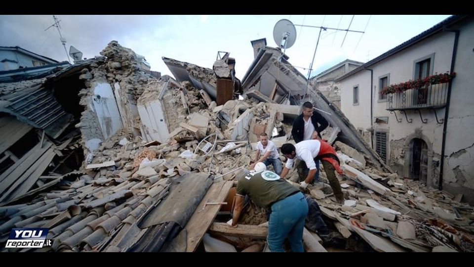 La terribile scossa delle 3,30 di questa notte (proprio allo stesso orario del terremoto che sconvolse l'Abruzzo) ha riacceso in un istante panico e paura tra gli aquilani che non hanno certo dimenticato il devastante sisma del 6 aprile 2009 che provoco' 309 vittime e piu' di 1.500 feriti&nbsp;