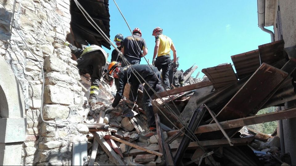 La caratteristica di questo dramma e' la grande dignita' delle persone colpite che seppur segnate dal dolore manifestano una grande riconoscenza ai tanti volontari che sono accorsi da tutta Italia, ognuno cercando di essere utile come puo': chi con le proprie mani, chi con le proprie conoscenze tecniche e anche quelli con un cane da tartufo che alla bisogna potrebbe essere utile a rintracciare qualche superstite ancora sepolto dalle macerie.&nbsp;