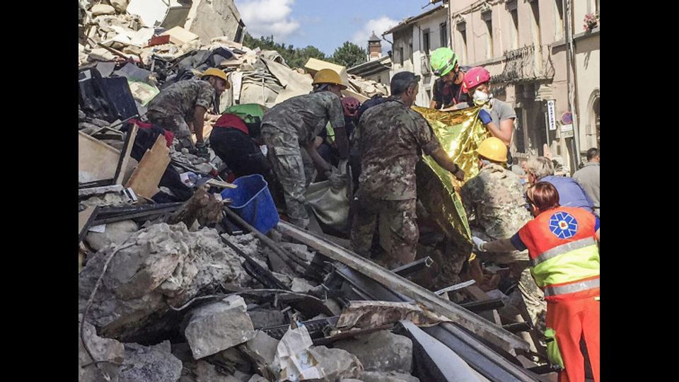 Sisma nel reatino, colpito il cuore dell'Italia (foto della Difesa)