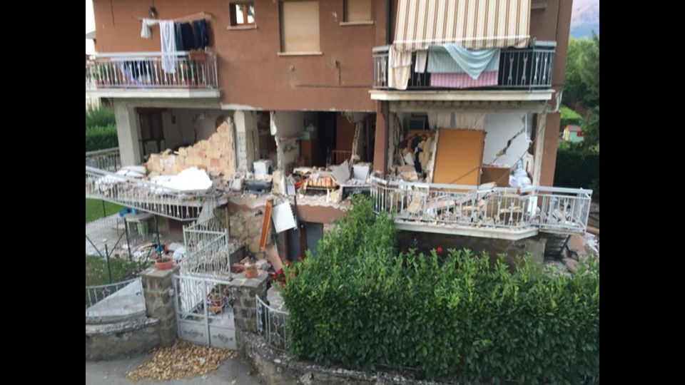 La caratteristica di questo dramma e' la grande dignita' delle persone colpite che seppur segnate dal dolore manifestano una grande riconoscenza ai tanti volontari che sono accorsi da tutta Italia, ognuno cercando di essere utile come puo': chi con le proprie mani, chi con le proprie conoscenze tecniche e anche quelli con un cane da tartufo che alla bisogna potrebbe essere utile a rintracciare qualche superstite ancora sepolto dalle macerie.&nbsp;