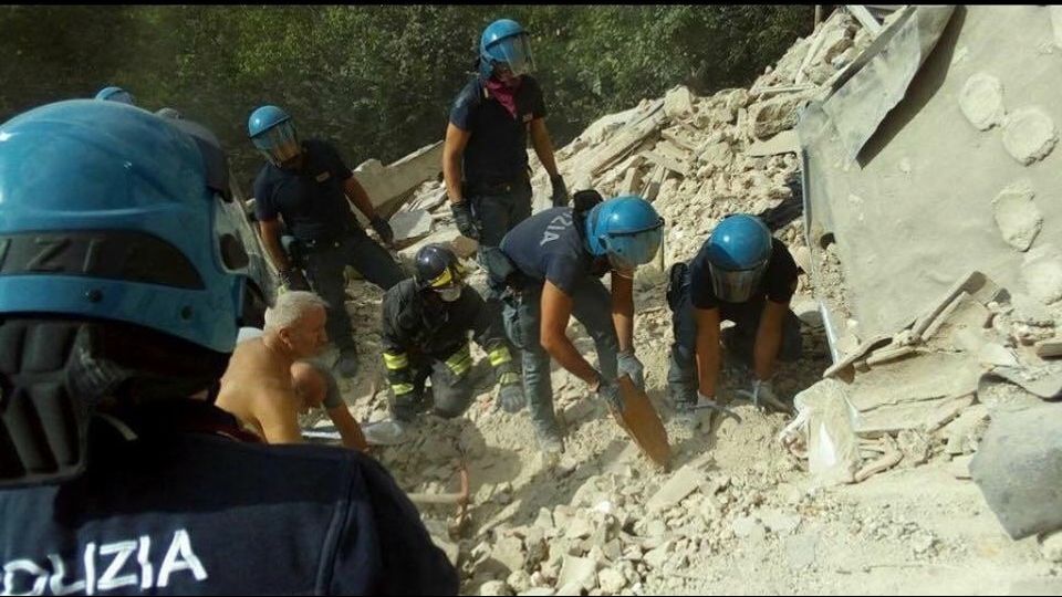 Poliziotti sul luogo del terremoto&nbsp;