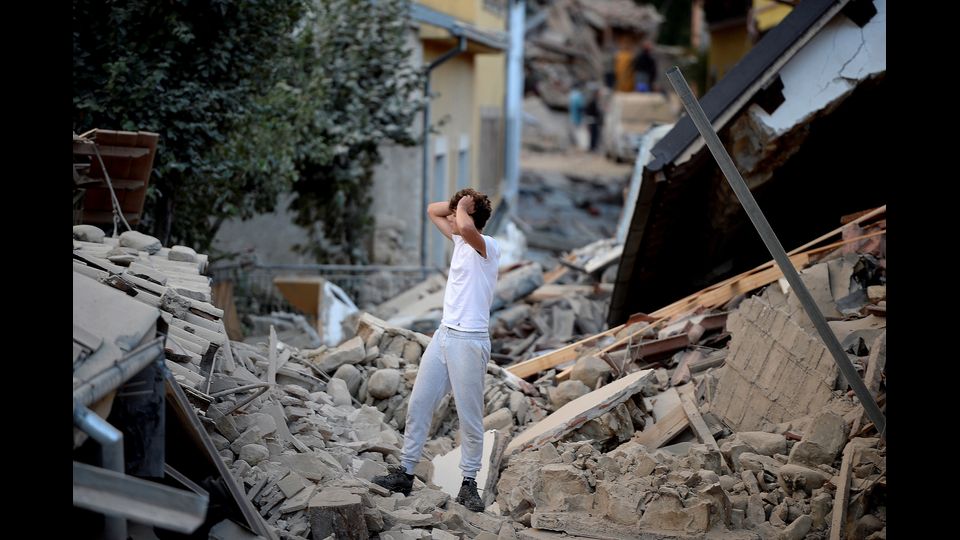 Telefono Azzurro, anche nell'emergenza, &egrave; vicina ai pi&ugrave; piccoli. L'associazione si sta attivando, in collaborazione con la Protezione Civile, per essere presente nei luoghi colpiti dal sisma attraverso volontari appositamente formati e operatori professionisti, per un sostegno a bambini, adolescenti e adulti, come gia' fatto durante emergenze passate come quelle in Emilia Romagna, Abruzzo e Molise