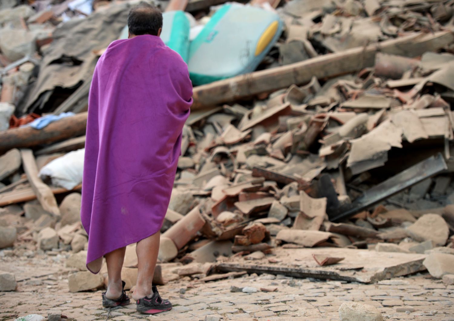 A quasi trenta ore dal terremoto che ha devastato Amatrice, molti attendono ancora di sapere la sorte di amici e familiari