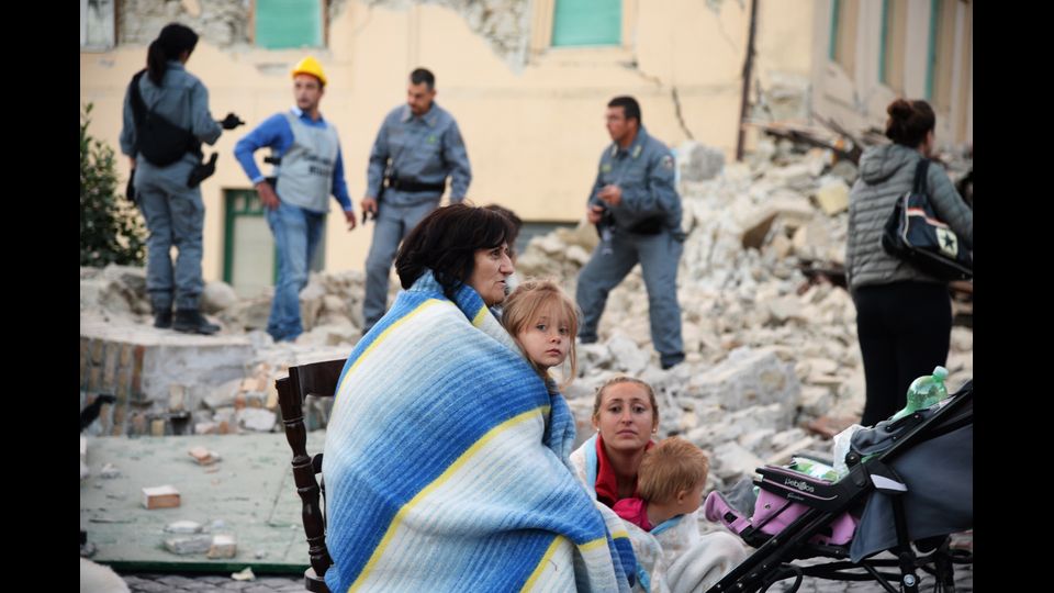 Inoltre, Telefono Azzurro mette a disposizione dei bambini e dei loro genitori l'assistenza telefonica attraverso le sue linee di ascolto, il 114 Emergenza Infanzia e l'1.96.96, dedicato a bambini e adolescenti. Attiva anche la chat (www.azzurro.it/chat), dove ogni giorno persone esperte di bisogni di bambini e ragazzi sono pronte a rispondere alle loro richieste&nbsp;