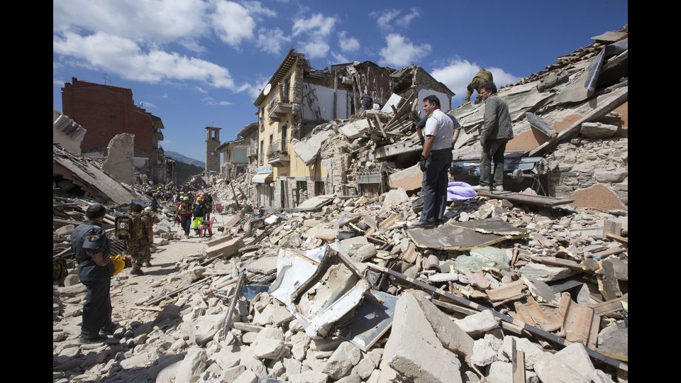 &nbsp;I piu' forti terremoti della notte appena trascorsa sono quelli avvenuti alle ore 01.22 italiane di magnitudo 3.8, alle ore 05.17 italiane di magnitudo 4.5 e alle ore 06.51 italiane di magnitudo 3.9