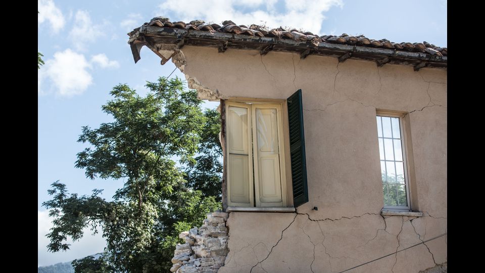 E' programmata per questa mattina la riunione della Commissione nazionale Grandi Rischi per fare il punto rispetto al fenomeno sismico in corso e valutare la situazione. La riunione si terra' presso il comando operativo del Dipartimento della Protezione civile.&nbsp;
