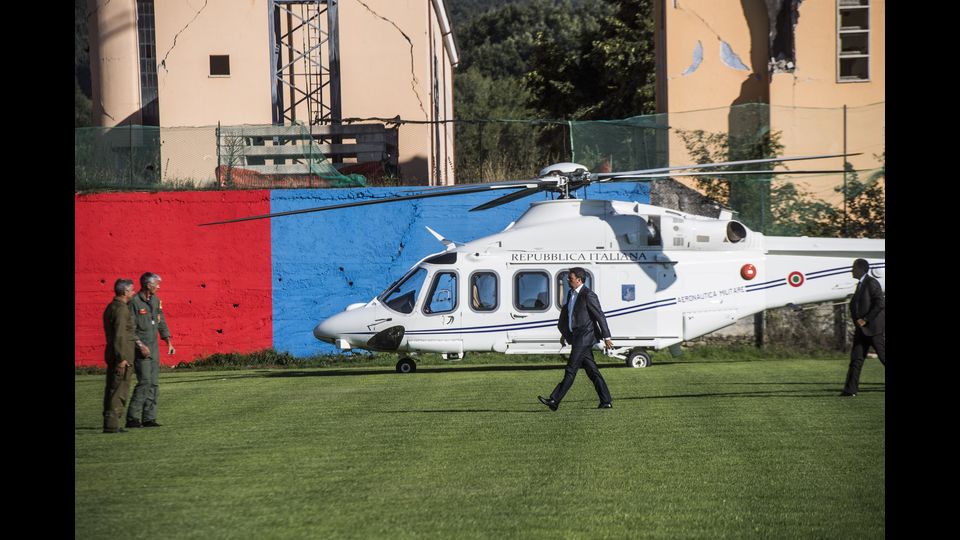 &quot;Vite spezzate&quot; le ha definite il premier Matteo Renzi, nell'incontro con i giornalisti nella Prefettura di Rieti. Spezzate dalla prima scossa, di magnitudo 6, che ha sorpreso nella notte di mercoledi le popolazioni di Accumoli, Arquata del Tronto, Amatrice, e gia' dalle prime ore dell'alba, la situazione e' apparsa pesantissima.&nbsp;