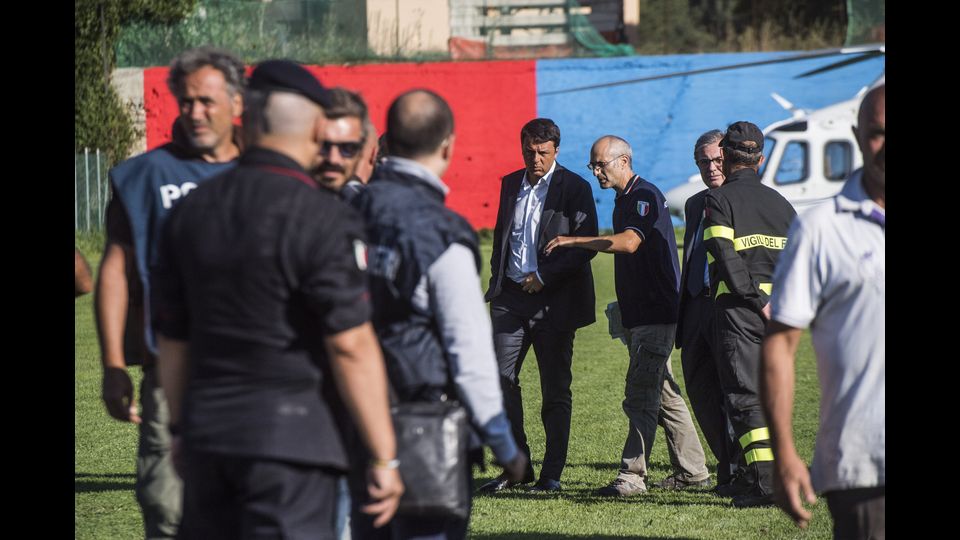 &quot;Vite spezzate&quot; le ha definite il premier Matteo Renzi, nell'incontro con i giornalisti nella Prefettura di Rieti. Spezzate dalla prima scossa, di magnitudo 6, che ha sorpreso nella notte di mercoledi le popolazioni di Accumoli, Arquata del Tronto, Amatrice, e gia' dalle prime ore dell'alba, la situazione e' apparsa pesantissima.&nbsp;