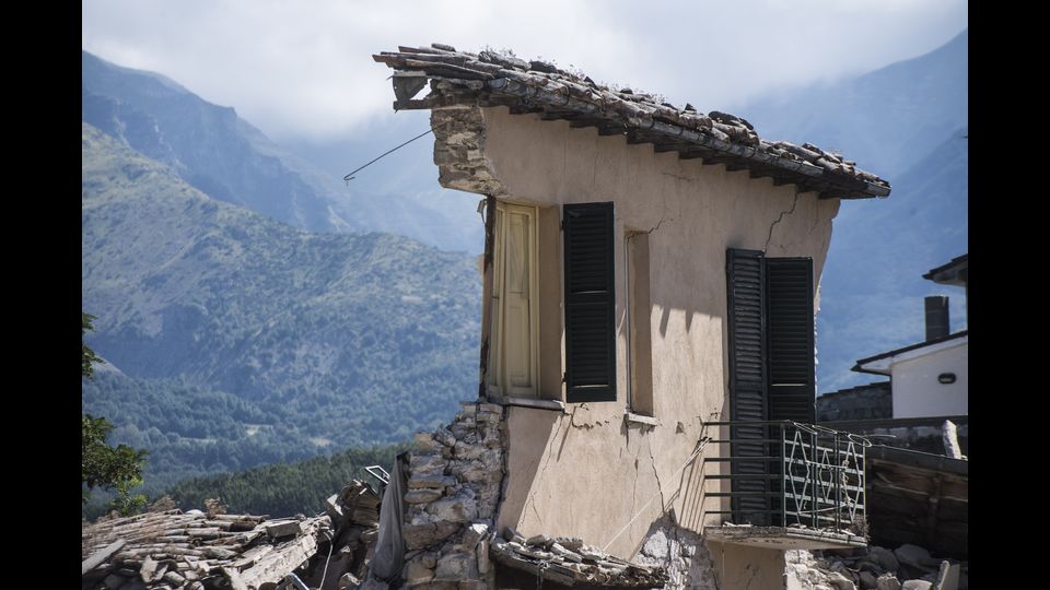 Centinaia i feriti portati via da Accumoli ed Amatrice, mentre non e' ancora possibile - dicono dalla Protezione civile - dare indicazioni sul numero dei dispersi. Ma in generale, per Fabrizio Curcio, il capo della Protezione civile, il bilancio &egrave; destinato a salire. &nbsp;