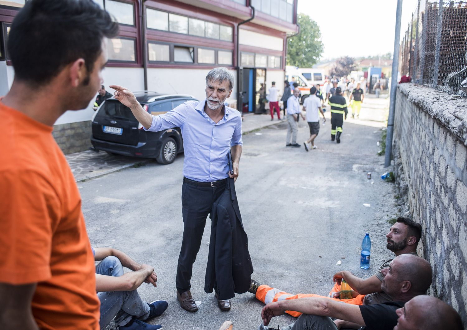 Amatrice. Il ministro delle Infrastrutture Graziano Delrio arriva nelle zone terremotate e incontra i volontari della Protezione Civile&nbsp;