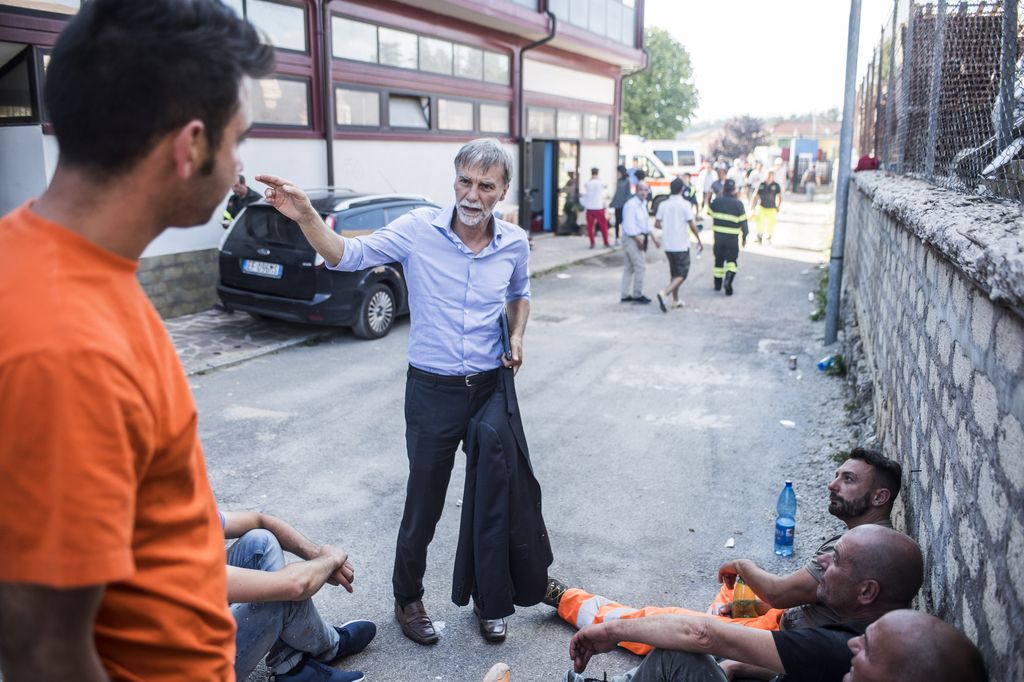 Amatrice. Il ministro delle Infrastrutture Graziano Delrio arriva nelle zone terremotate e incontra i volontari della Protezione Civile&nbsp;