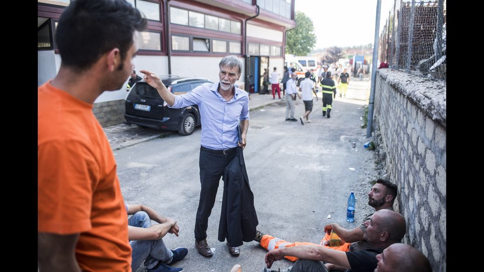 Amatrice. Il ministro delle Infrastrutture Graziano Delrio arriva nelle zone terremotate e incontra i volontari della Protezione Civile&nbsp;