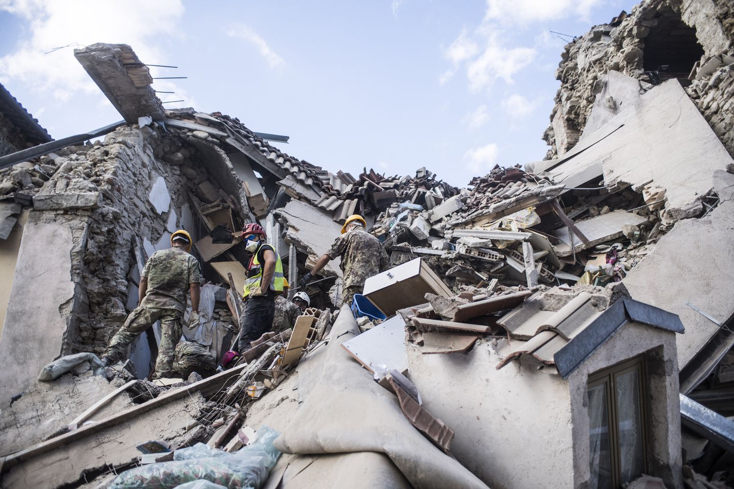 Centinaia i feriti portati via da Accumoli ed Amatrice, mentre non e' ancora possibile - dicono dalla Protezione civile - dare indicazioni sul numero dei dispersi. Ma in generale, per Fabrizio Curcio, il capo della Protezione civile, il bilancio &egrave; destinato a salire. &nbsp;