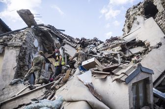 Centinaia i feriti portati via da Accumoli ed Amatrice, mentre non e' ancora possibile - dicono dalla Protezione civile - dare indicazioni sul numero dei dispersi. Ma in generale, per Fabrizio Curcio, il capo della Protezione civile, il bilancio &egrave; destinato a salire. &nbsp;