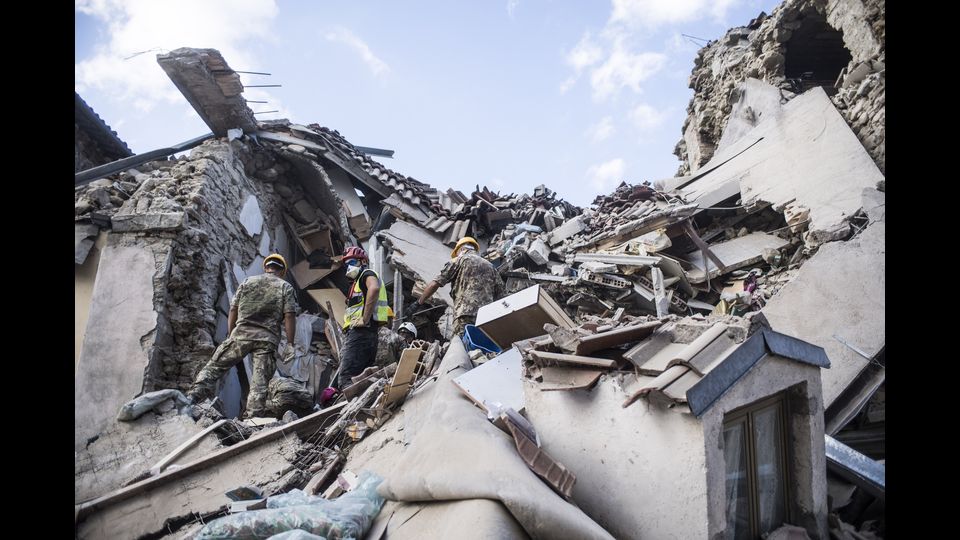 Centinaia i feriti portati via da Accumoli ed Amatrice, mentre non e' ancora possibile - dicono dalla Protezione civile - dare indicazioni sul numero dei dispersi. Ma in generale, per Fabrizio Curcio, il capo della Protezione civile, il bilancio &egrave; destinato a salire. &nbsp;