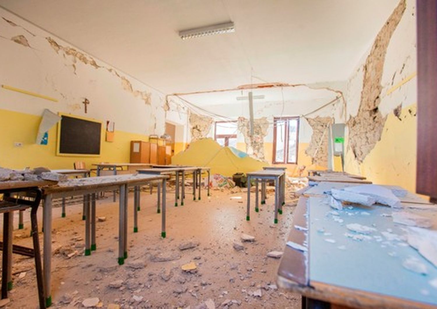 &nbsp; terremoto sisma scuola antichissima Amatrice crollata Romolo Capranica interno aula - agf