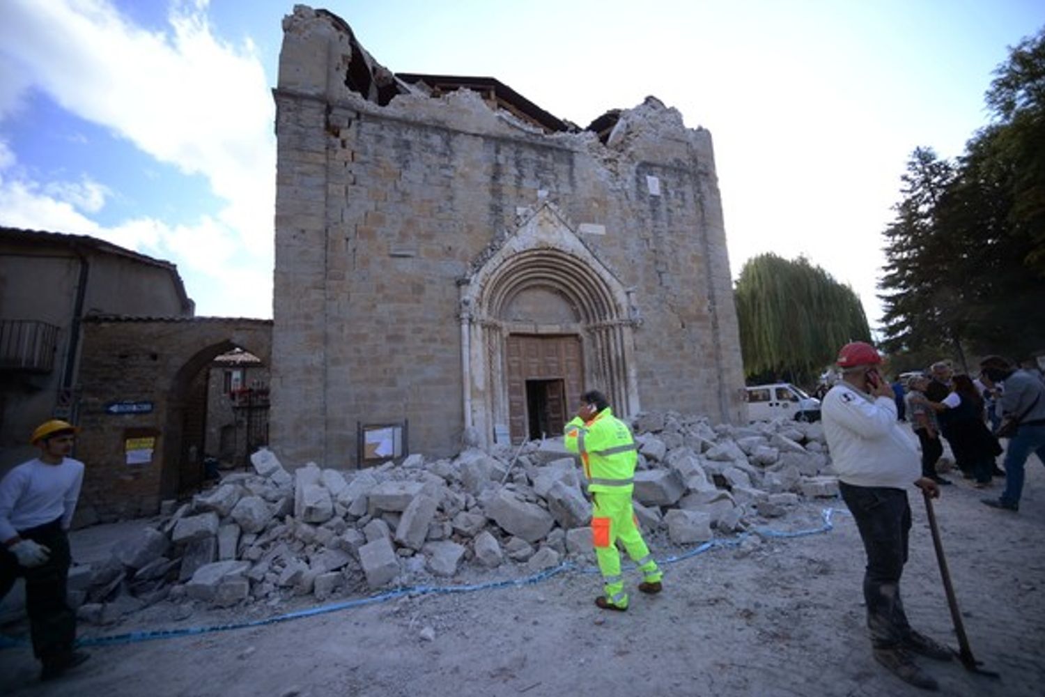 Terremoto sisma Amatrice chiesa distrutta crollata crollo - afp&nbsp;
