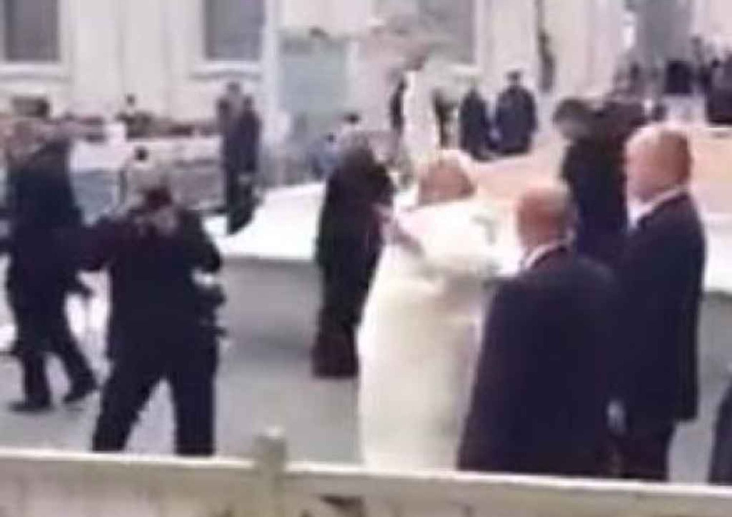 La presa da baseball di papa Francesco fa il giro del web - Video