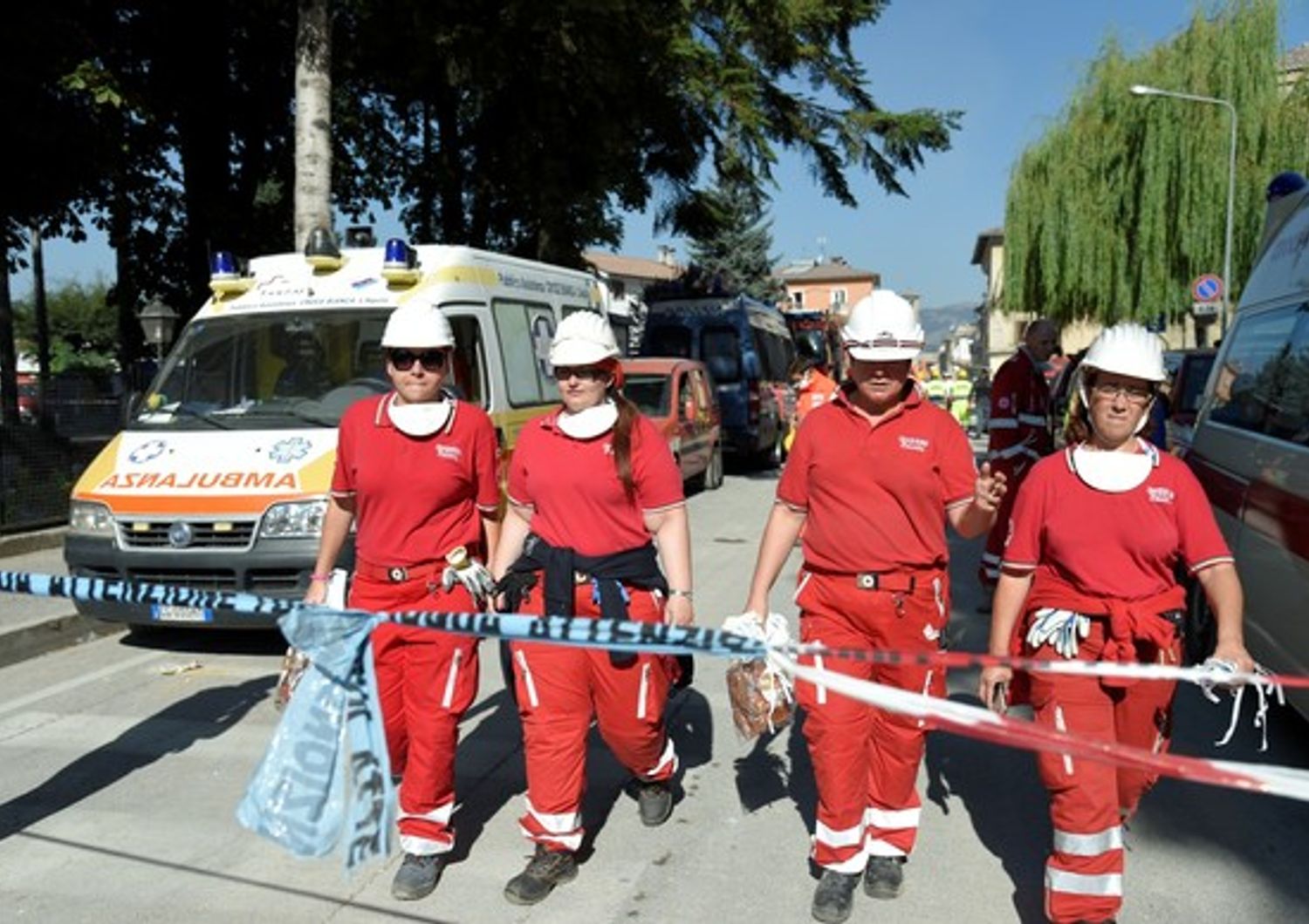 terremoto sisma personale medico medici croce rossa - afp