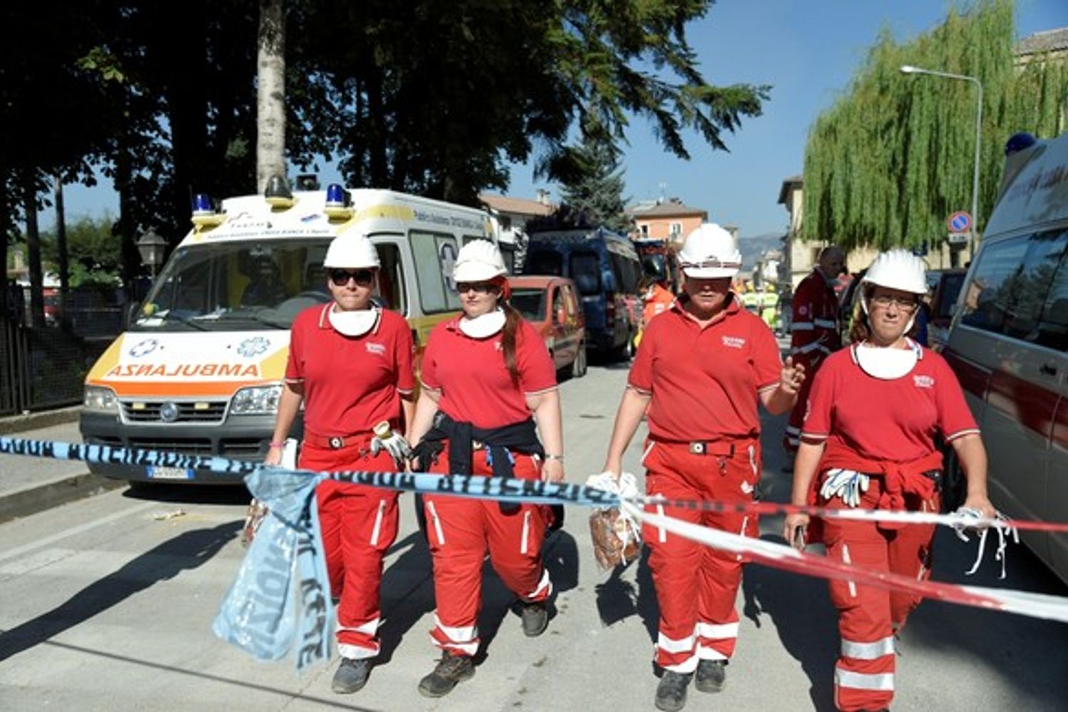 terremoto sisma personale medico medici croce rossa - afp