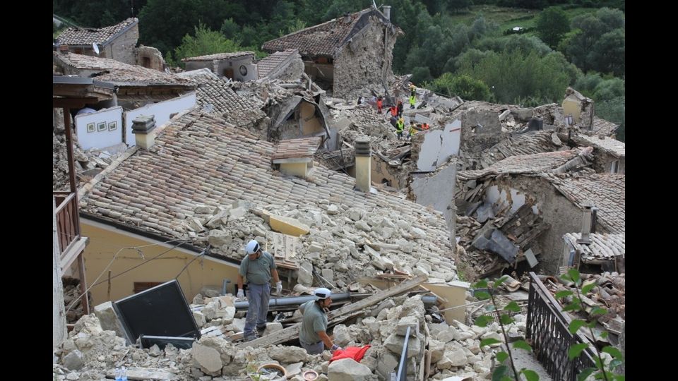 Il Corpo forestale scava in seguito al sisma che ha colpito Amatrice