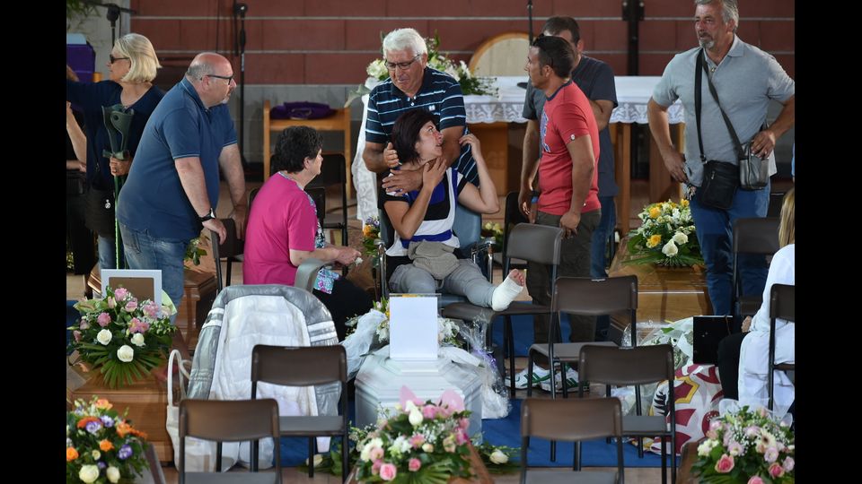 Terremoto, il giorno del dolore (Afp)