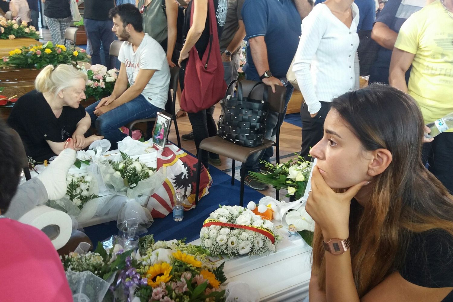 Funerali terremoto - bare bianche - palestra Ascoli&nbsp;