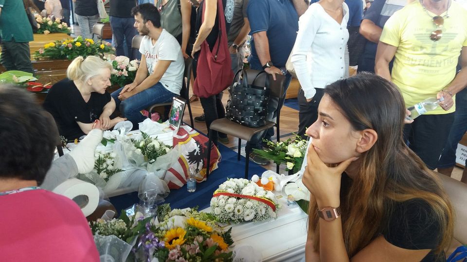 Terremoto, il giorno del dolore (Afp)