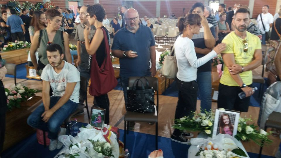 Terremoto, il giorno del dolore (Afp)