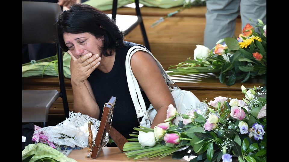 Terremoto, il giorno del dolore (Afp)