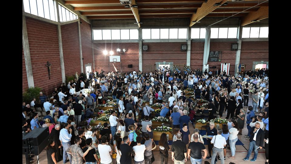 Terremoto, il giorno del dolore (Afp)