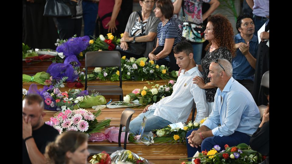 Terremoto, il giorno del dolore (Afp)