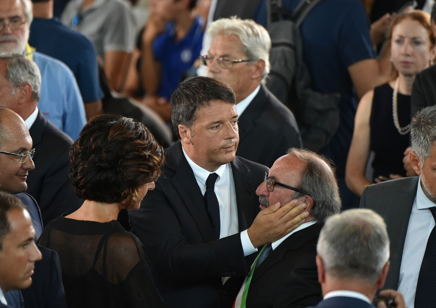 Matteo Renzi e Pietro Grasso ai funerali ad Ascoli per terremoto (Afp)&nbsp;