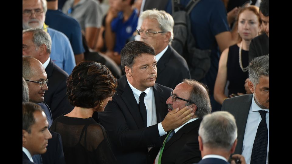 Terremoto, il giorno del dolore - Il premier Matteo Renzi con il presidente del Senato Pietro Grasso (Afp)