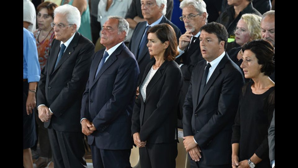 Terremoto, il giorno del dolore - Il Capo dello Stato Sergio Mattarella, il presidente del Senato Pietro Grasso, la presidente della Camera Laura Boldrini, il premier Matteo Renzi con la moglie Agnese (Afp)