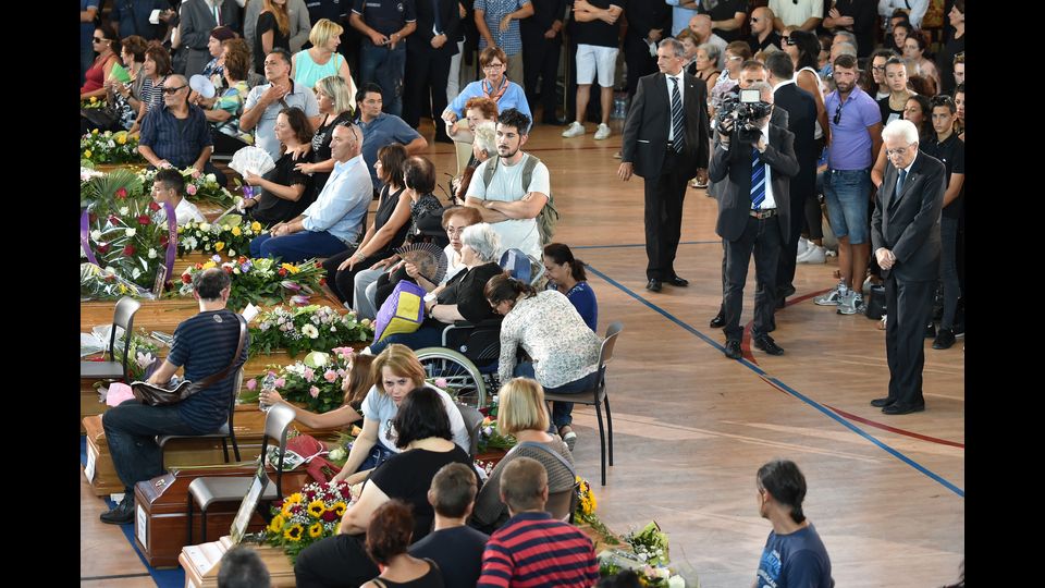Terremoto, il giorno del dolore - Il Capo dello Stato Sergio Mattarella (Afp)