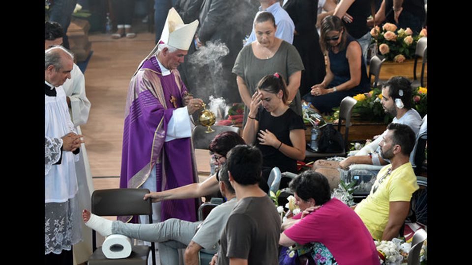 Terremoto, il giorno del dolore (Afp)&nbsp;