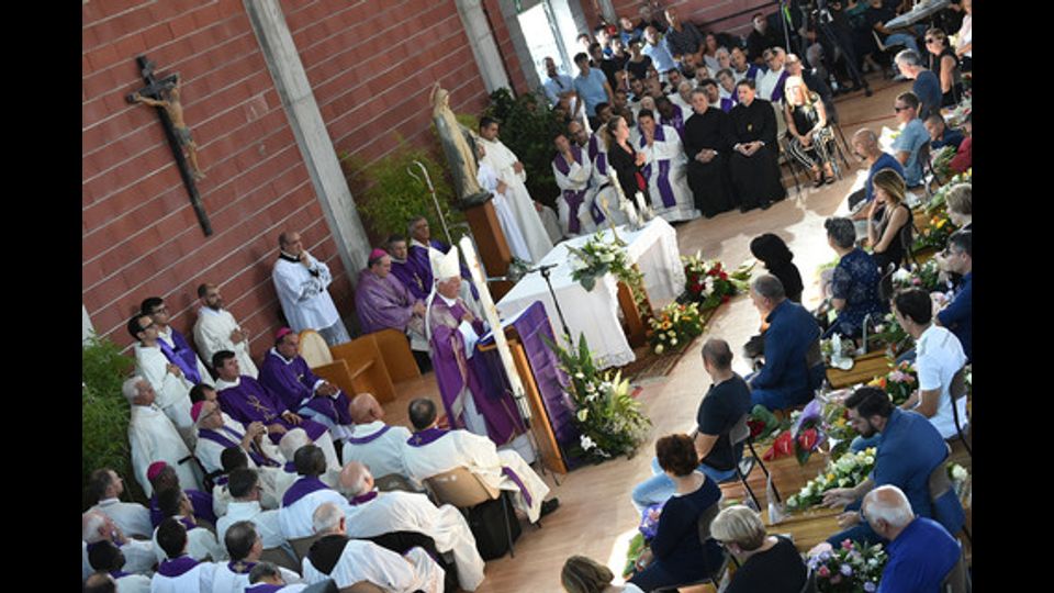 Terremoto, il giorno del dolore (Afp)&nbsp;