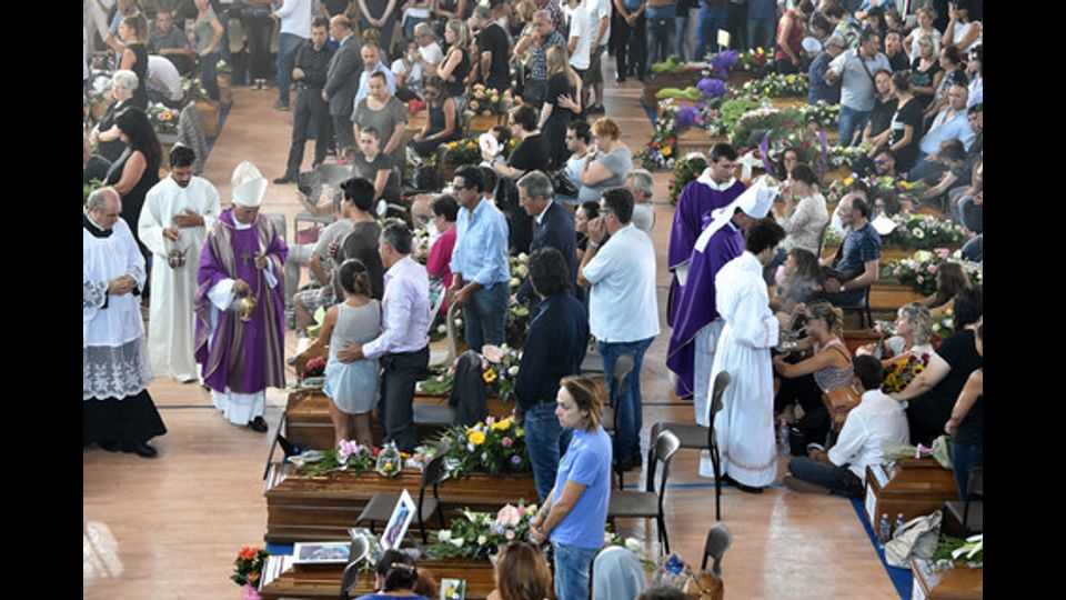 Terremoto, il giorno del dolore (Afp)&nbsp;