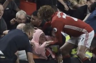 &nbsp;marouane fellaini salva una tifosa del manchester united