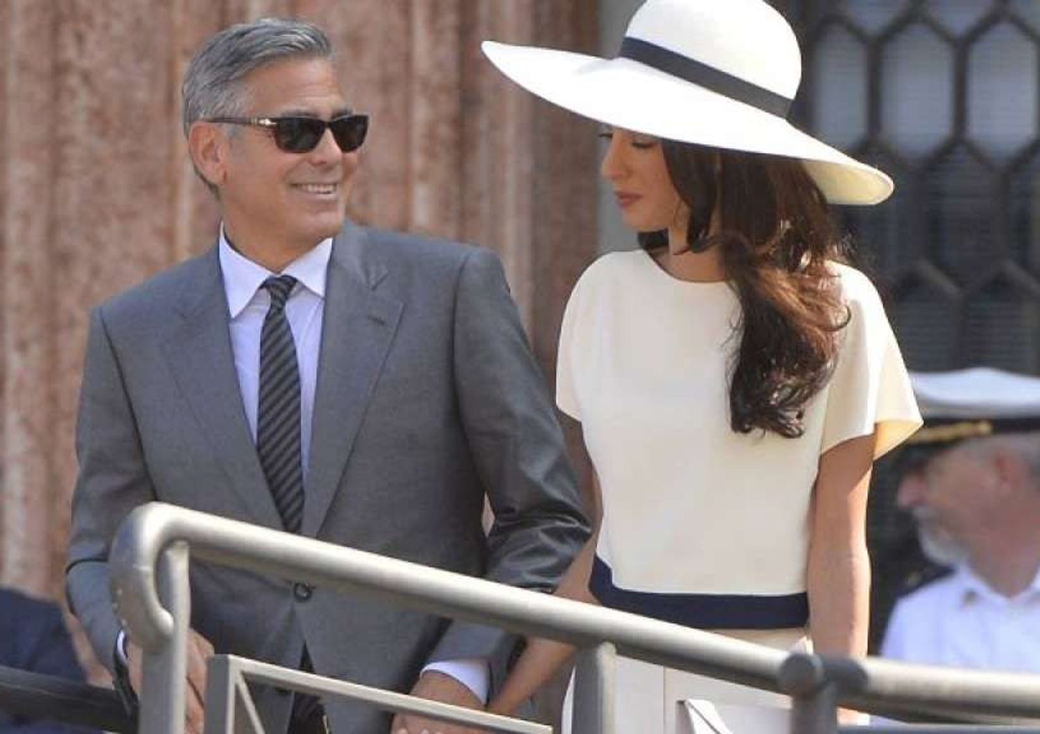 Clooney e Amal sposi a Venezia, accolti dai fischi dei dipendenti comunali; "adotta un precario"