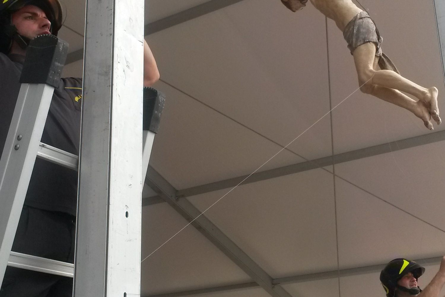 &nbsp;Terremoto Vigile fuoco sistema crocifisso