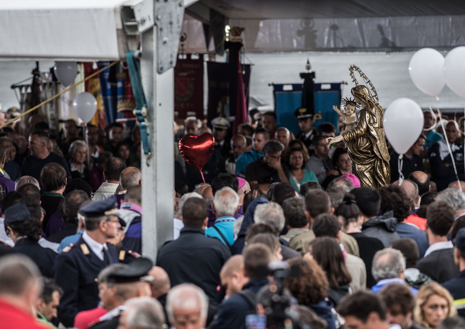 L&#39;abbraccio di Amatrice alle vittime. &quot;Non uccide il sisma, ma opere dell&#39;uomo&quot;