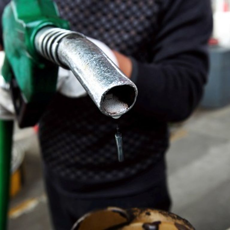 distributore pompa benzina petrolio - afp